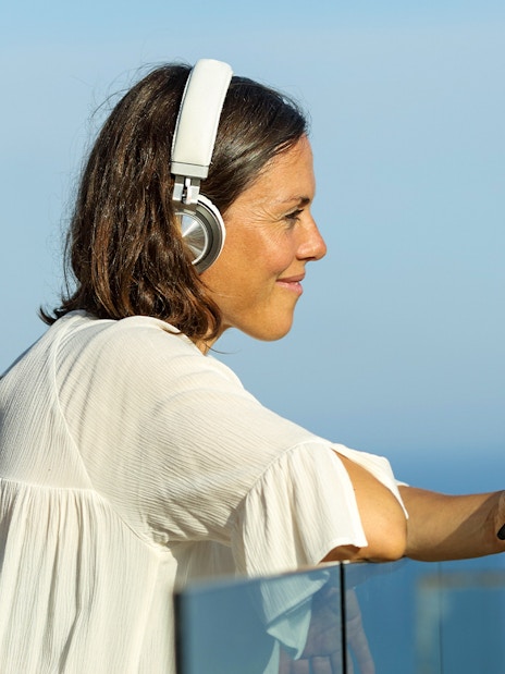  Audio guide on Sightseeing boat on the Thames river