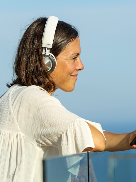  Audio guide on Sightseeing boat on the Thames river