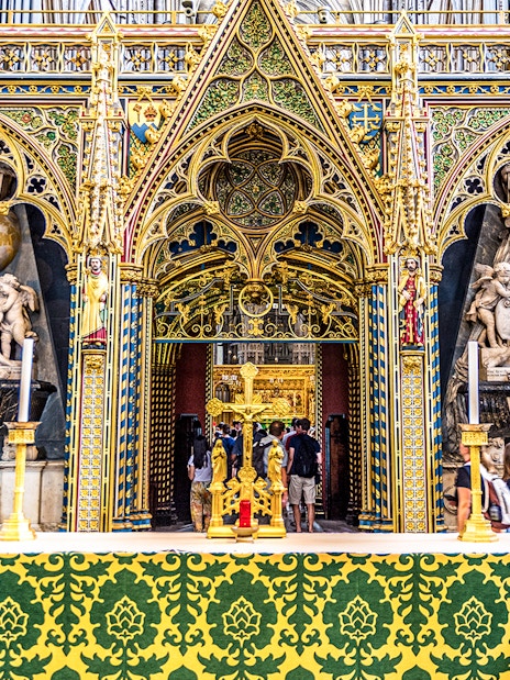 Sir Isaac Newton's Tomb inside Westminster Abbey, London.