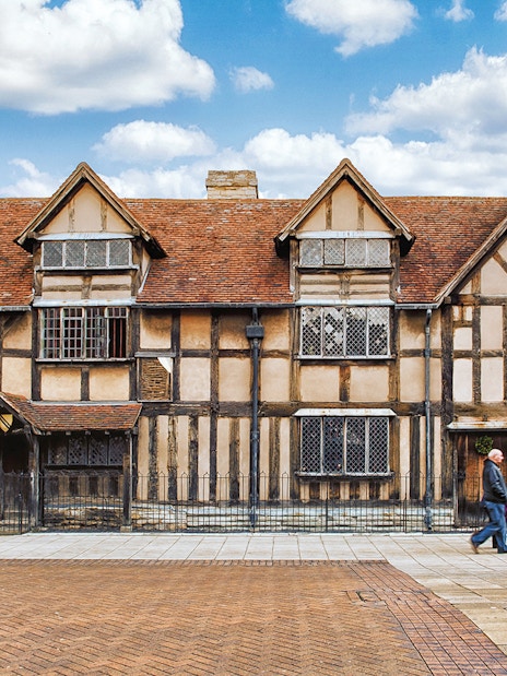 Stratford-upon-Avon street view with Shakespeare's Birthplace in the background.