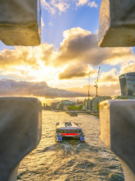 Tootbus driving past iconic London landmarks on a Hop-On-Hop-Off Bus Tour with Thames River Cruise