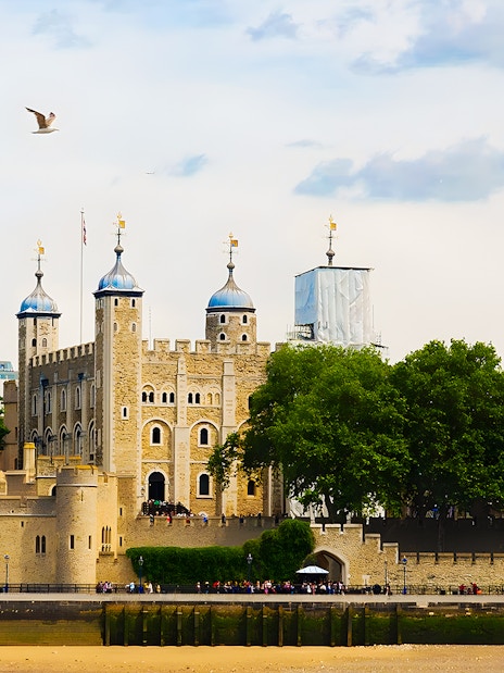 London White Tower with tourists exploring the historic site.