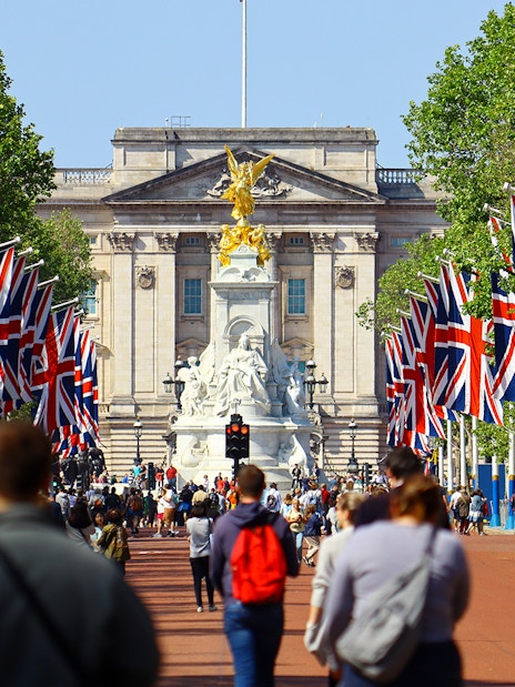 Tourists outside Buckingham Palace on Westminster walking tour, London.