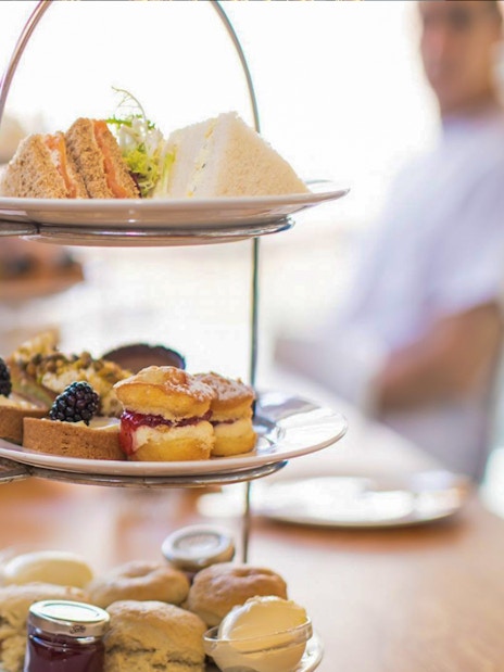 Westminster Abbey exterior with tourists, London tour, afternoon tea experience.