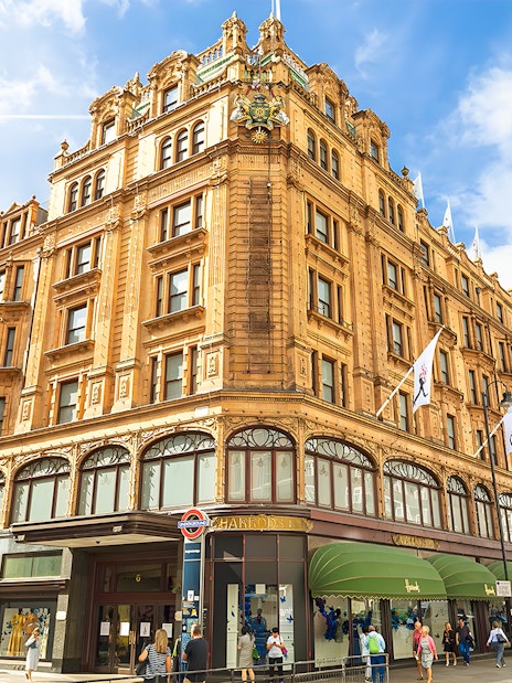 Double-decker bus passing Big Ben on Magic of London Tour with Afternoon Tea at Harrods.